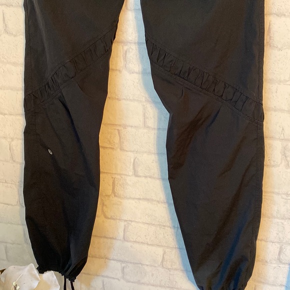 Lululemon Black Ruffle Pants Size 4 Studio ? - Picture 10 of 16